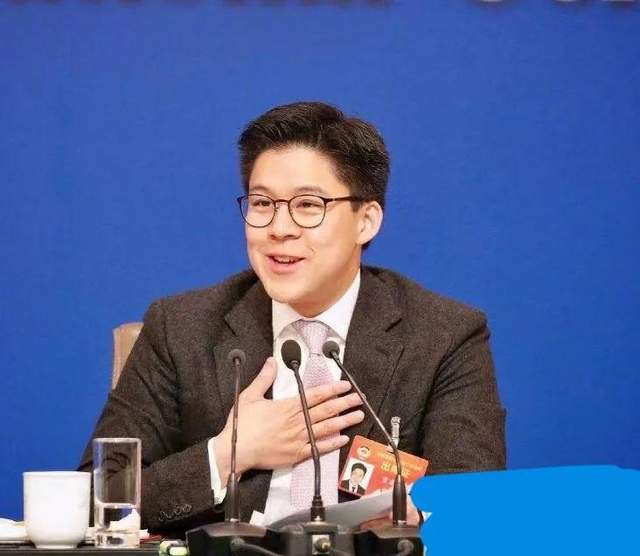 霍启刚又干大事了采访中谈梦想容光焕发做香港内地的沟通桥梁