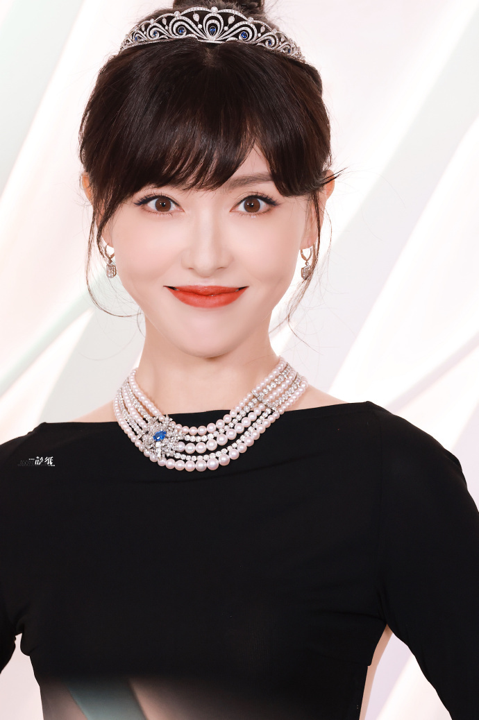 唐嫣惊艳亮相赫本公主风造型引发热议