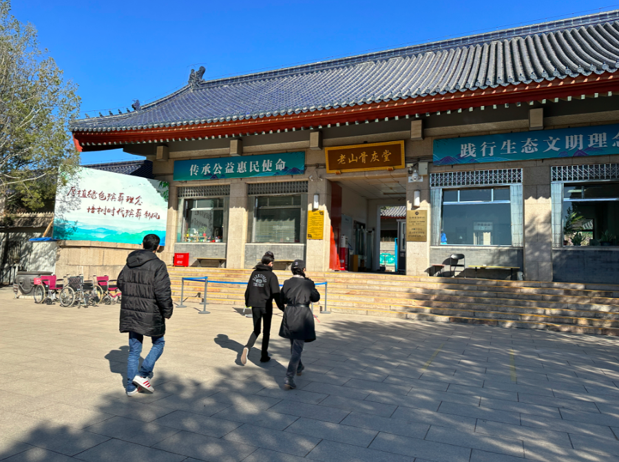 在老山骨灰堂,没有烟火弥漫,只有绵绵哀思,在文明祭奠的氛围中,祭扫