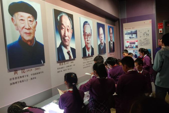 中民大附中昆明西山实验小学师生来到"一二·一"烈士墓前开展2024年