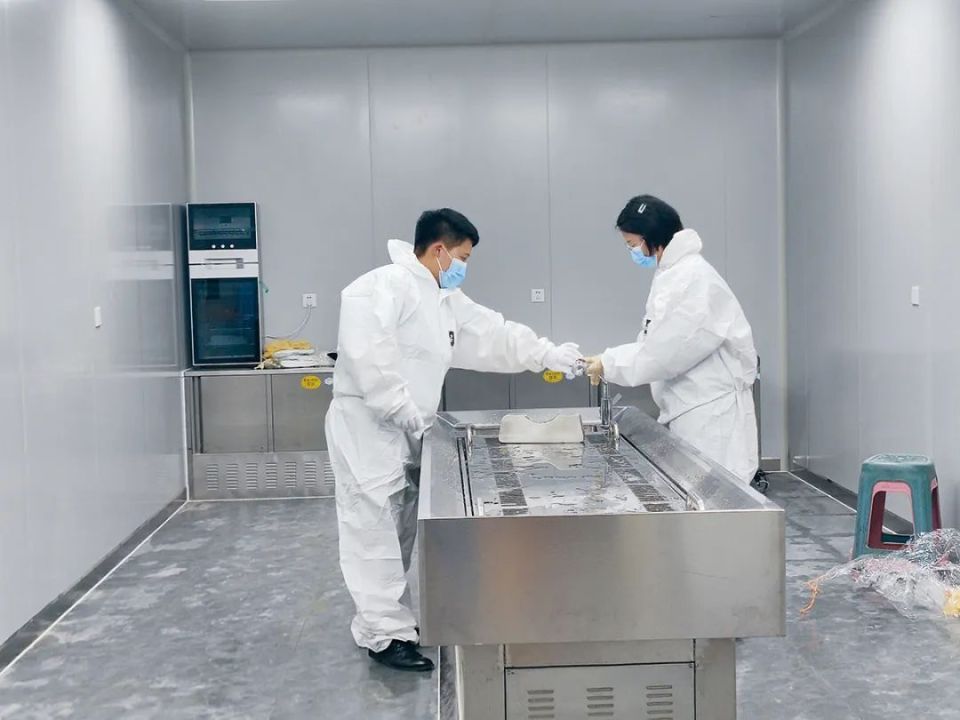 在确认裹尸袋里的确装着自己的女儿后,女孩的父亲买了一套新衣服请茶