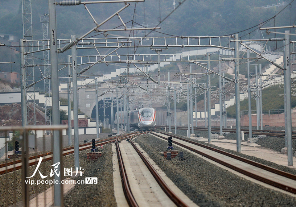 成自宜高鐵起於成都東站,止於渝昆高鐵宜賓站,為雙線高速鐵路,途徑