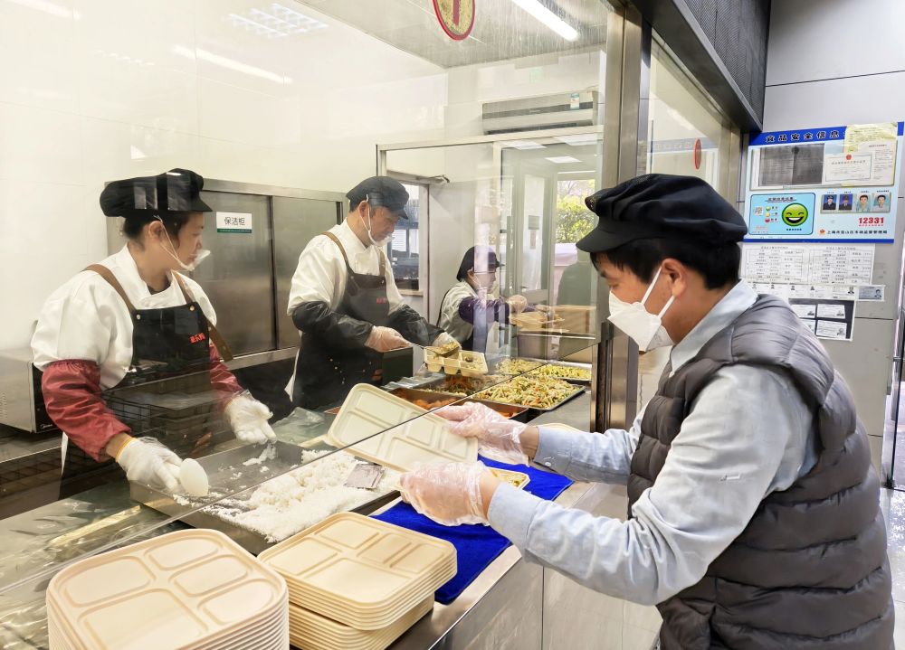 高境社区食堂送餐上门，温暖老人冬日“食”光~_腾讯新闻