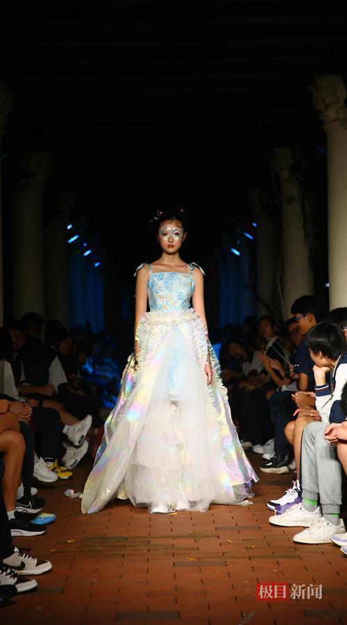 超惊艳!高三学生举办校园时装秀,把大海穿在身上_腾讯新闻