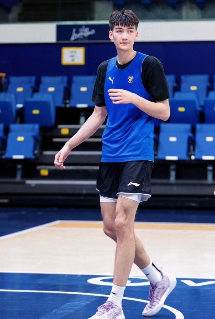 新疆籍球员拜克拉木伊力哈木江加盟辽篮 他将出战U系列青年赛_腾讯新闻