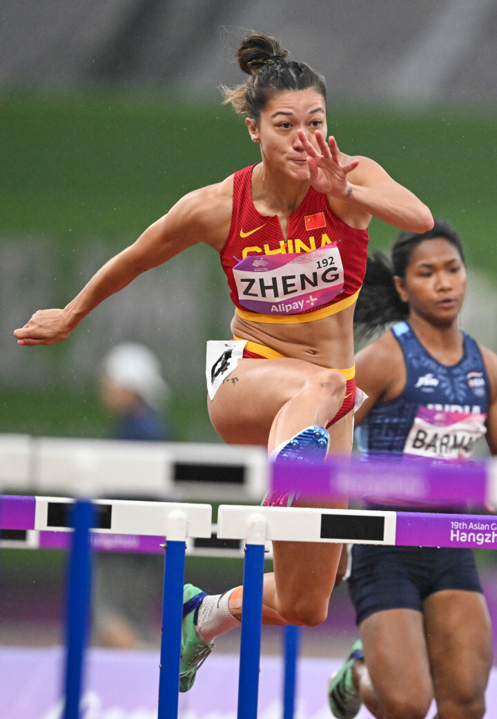 中国田径运动员郑妮娜力亮相亚运会女子七项全能比赛(组图)_腾讯新闻