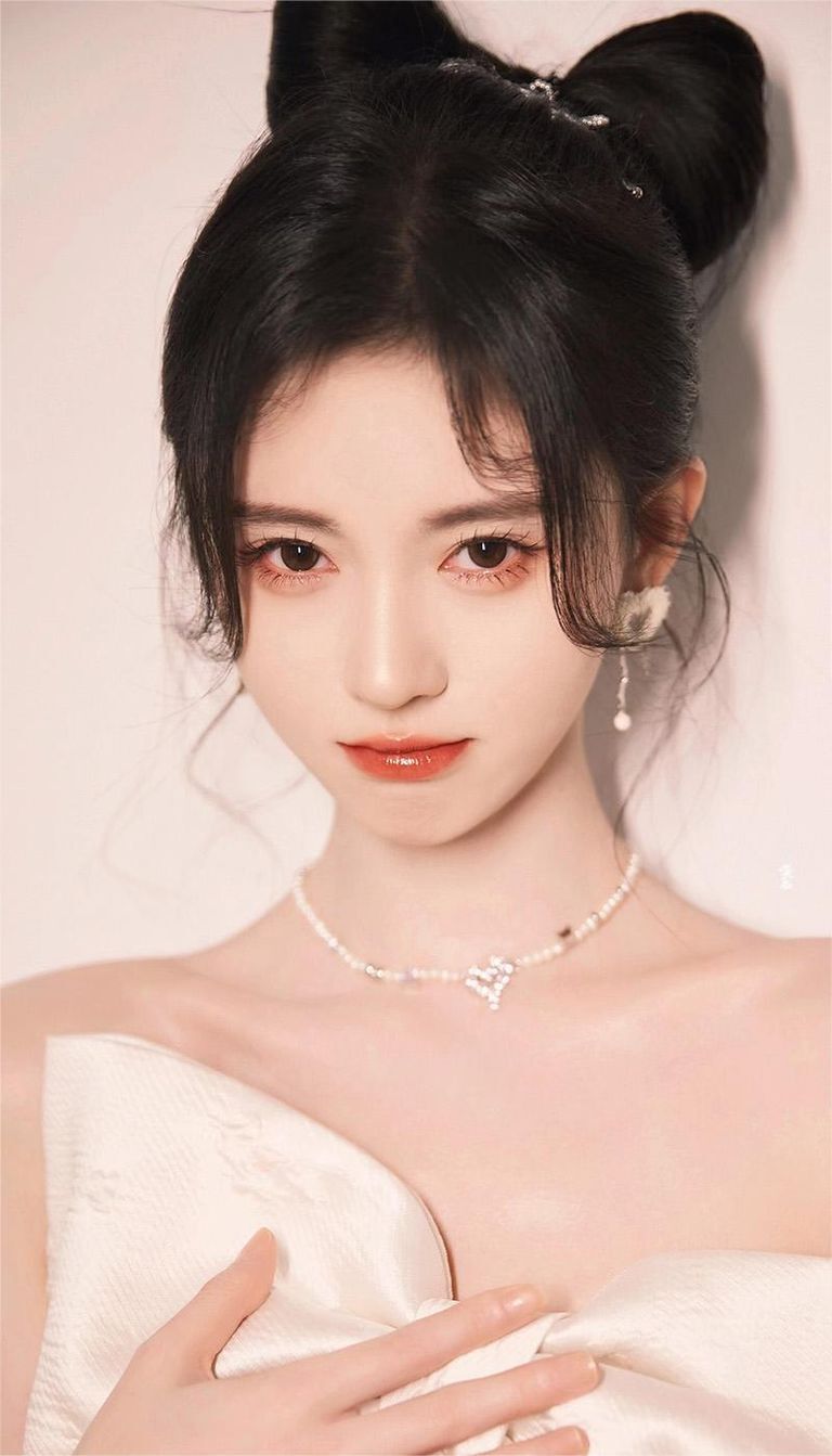 鞠婧祎,张元英的"糖葫芦"唇,是整个早春的精髓呀!