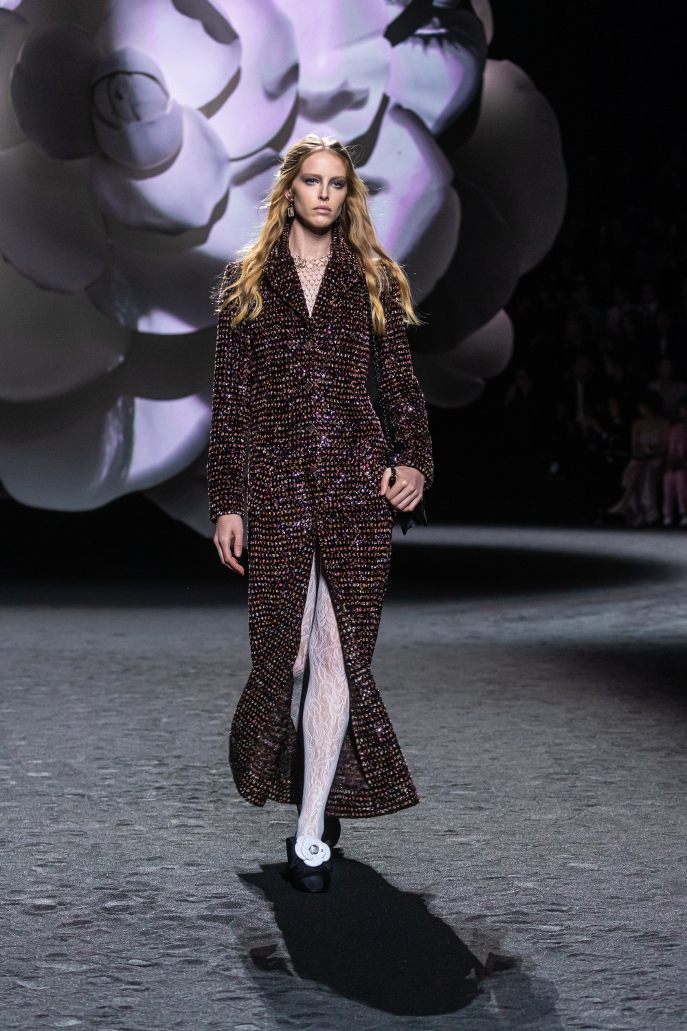 7日,模特在法国巴黎时装周上展示香奈儿品牌的2023-2024秋冬新款服装