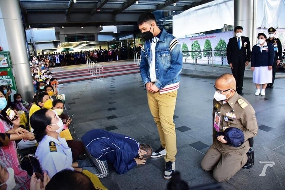 17岁提帮功王子回泰国探望帕公主，阔少感十足，被民众趴脚边跪拜_腾讯新闻