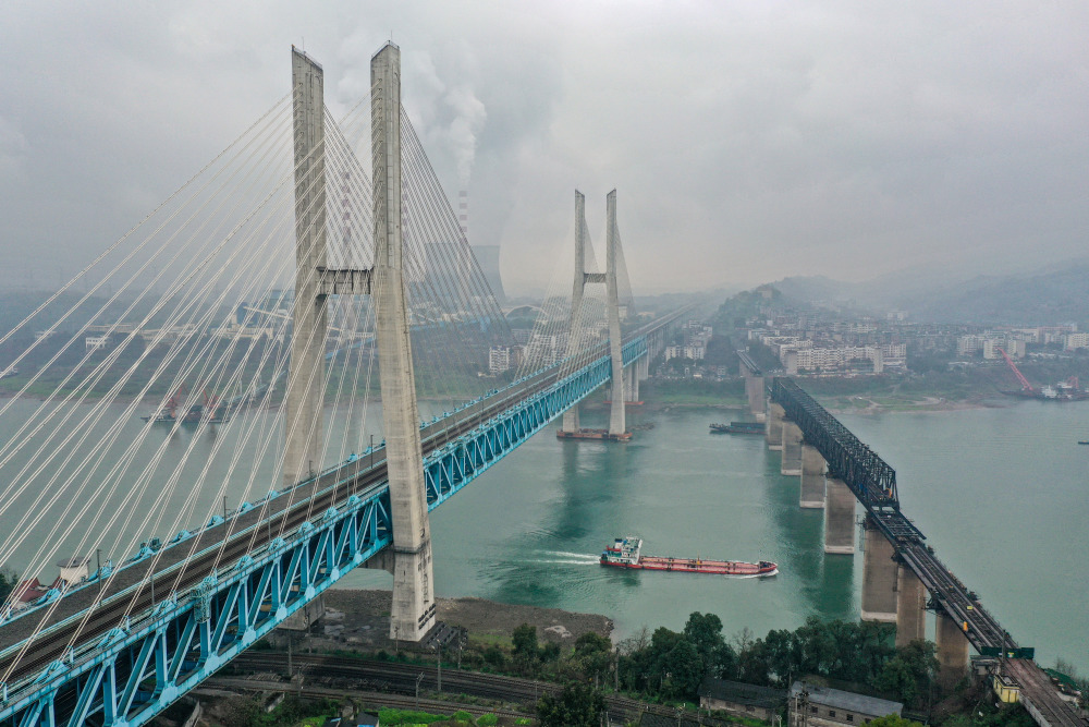 这是2月8日拍摄的渝贵铁路线上的新白沙沱长江特大桥(无人机照片).