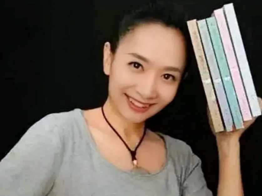 主持人王芳:24岁辞去铁饭碗,嫁给大15岁教授,独自产检生女,她后悔吗?