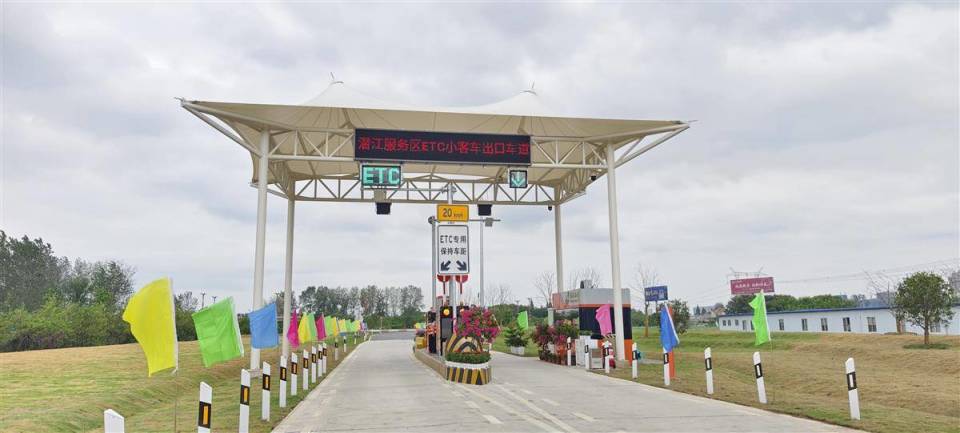 湖北首个服务区"开口子" 从武汉到潜江吃虾更方便了