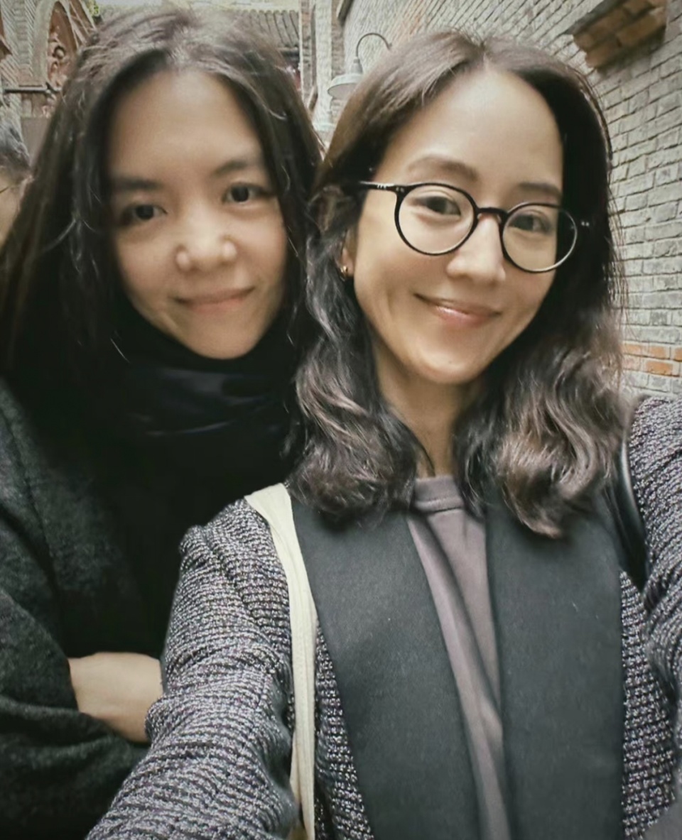 张钧甯和亲姐姐定居上海,一家人外出逛街吃饭,牵着外甥女好温馨