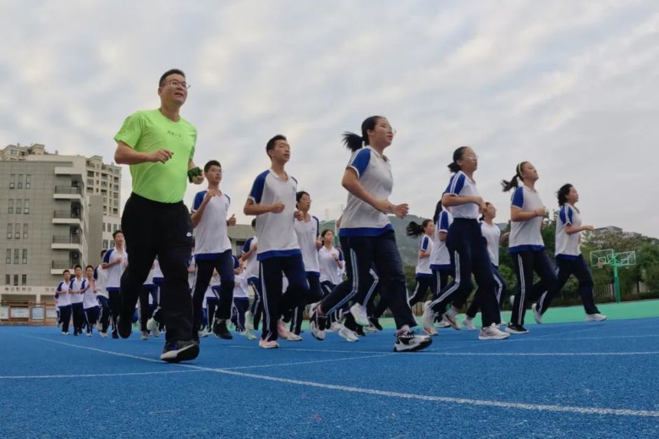 王旭海,龙湾区实验中学教育集团党总支书记,校长,他以卓越的领导才能
