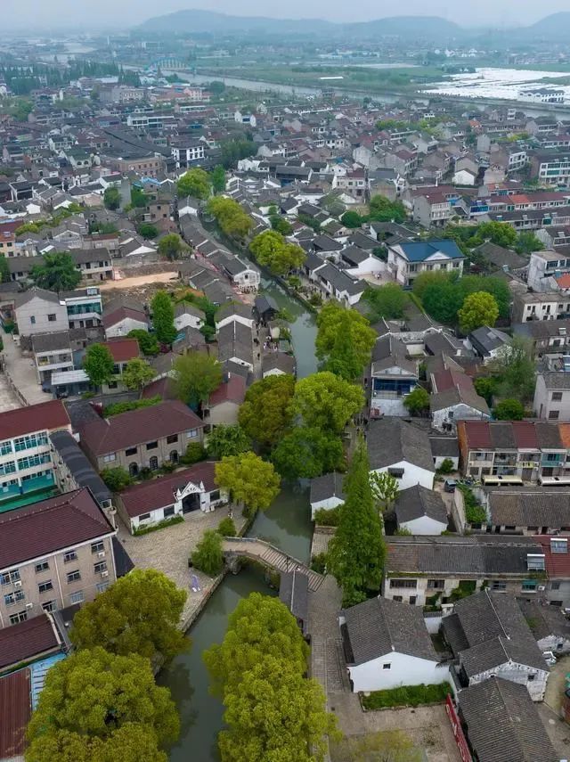 以焦溪古镇的建筑为例,它不同于江南水乡常见的粉墙黛瓦,而是下部由