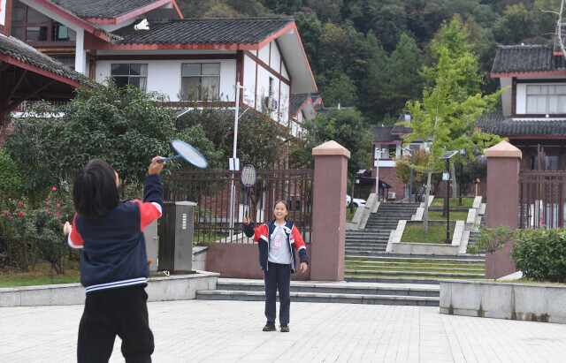 乡村行看振兴丨新邵县严塘镇白水洞村将搬迁安置点打造成研学小镇土