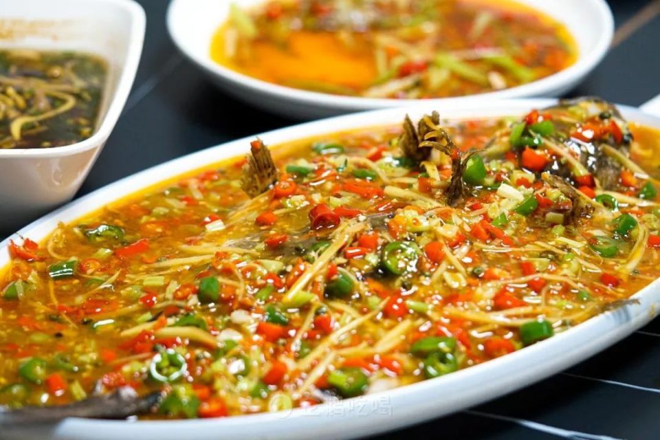 跳水鱼原是一道湖南菜,用草鱼剁椒制作;自贡厨师后来改良,加入鲜椒仔