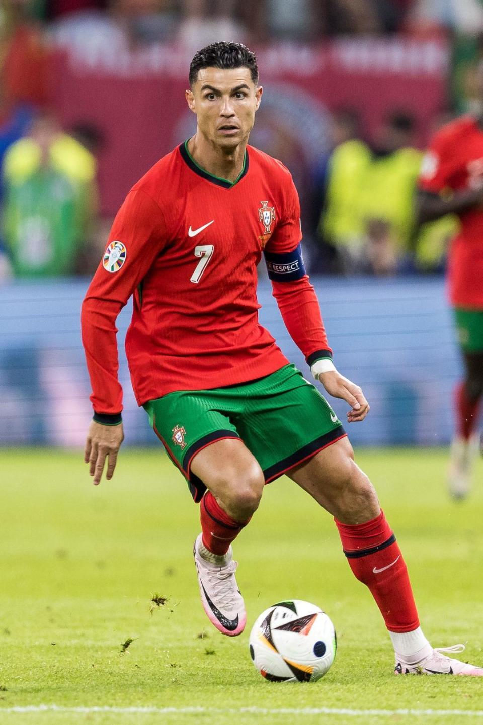 41岁的佩佩挂靴,39岁的c罗何时退出葡萄牙国家队?