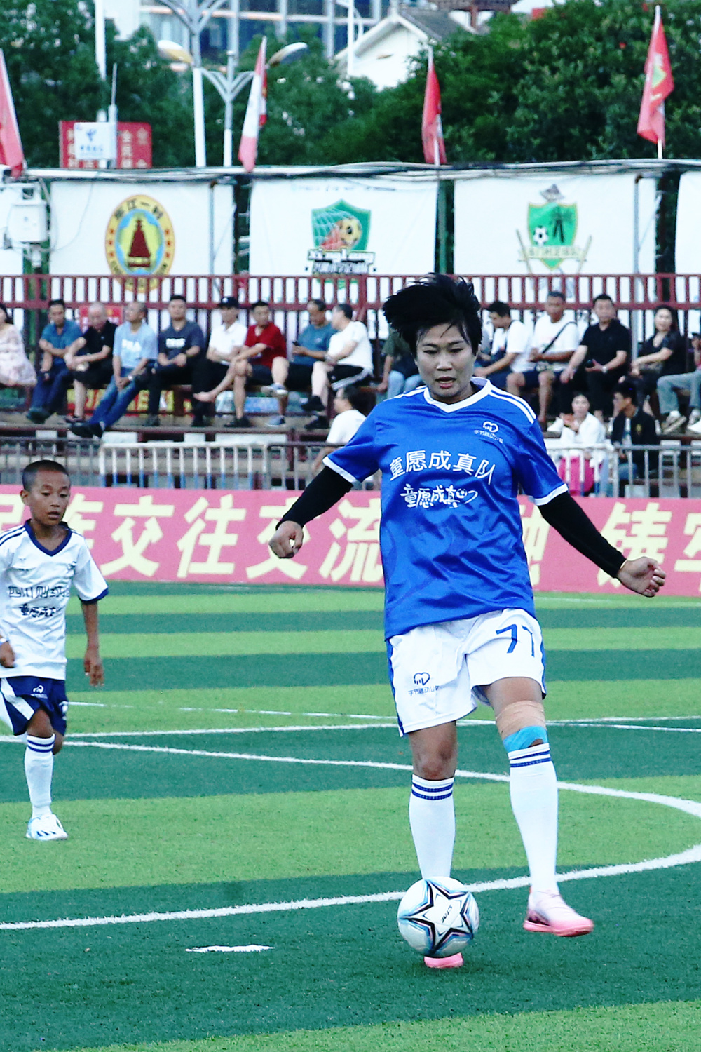 韩端现身中超帽子戏法 儿童节为孩子倾情表演