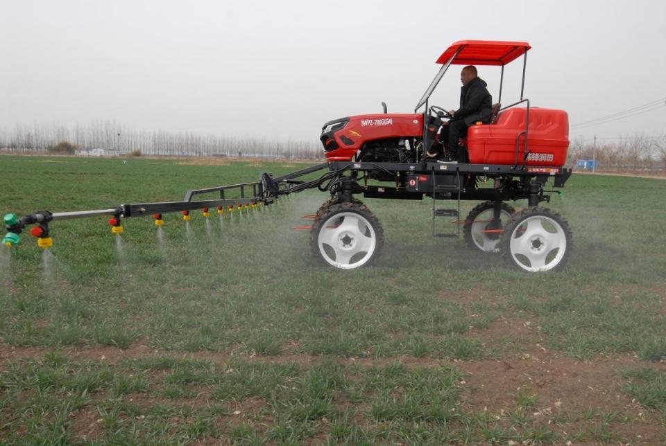 植保无人机自走式植保机即墨春风吹沃野田间农事忙