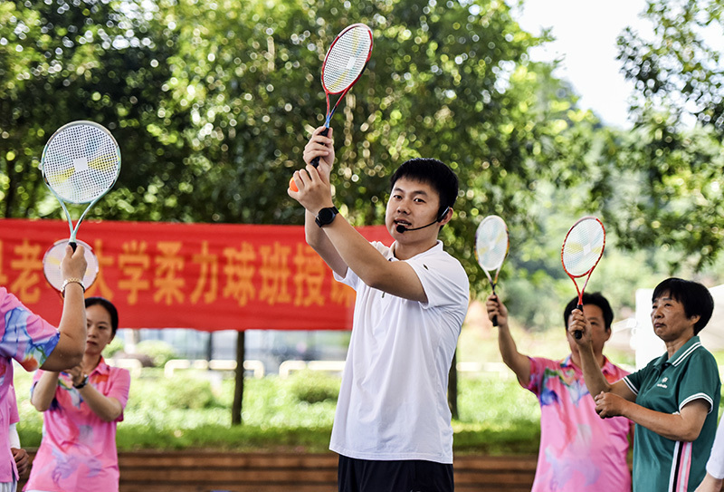 江西资溪：传授球技_腾讯新闻
