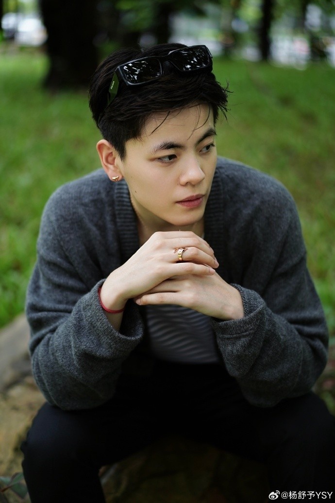 杨舒予晒时尚照想了很久不知道用什么文案要不就这样吧