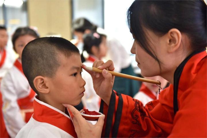 仓前万和社区这场"开笔礼"仪式感拉满