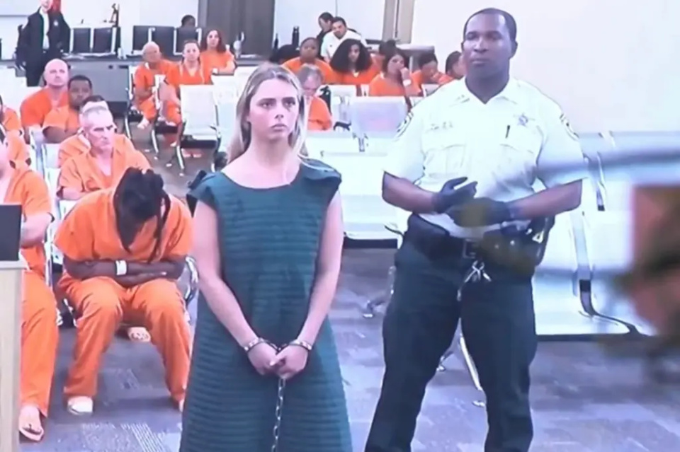 美国23岁女子假扮14岁少女诱捕了数名中学生戴着脚镣出庭