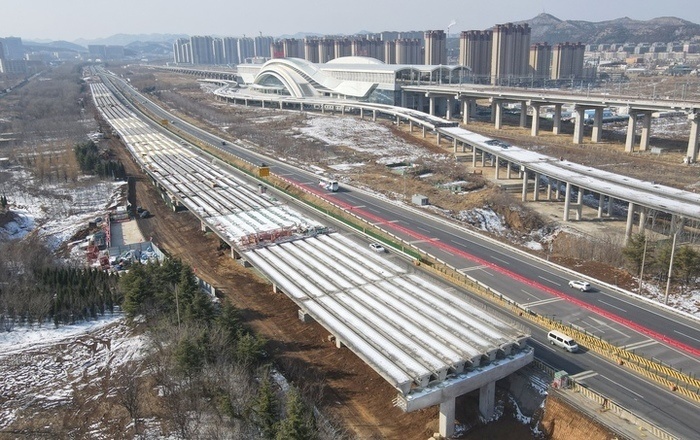 济南绕城高速小许家至港沟段改扩建部分箱梁吊装就位