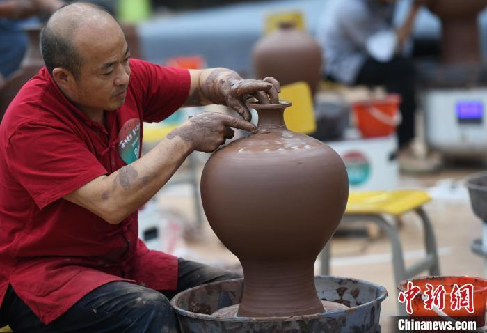 赛在重庆荣昌举行,吸引川渝两地陶艺类非遗代表性传承人,工艺美术大师