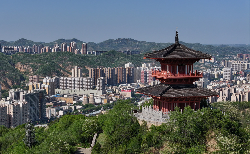 初夏延安展新绿