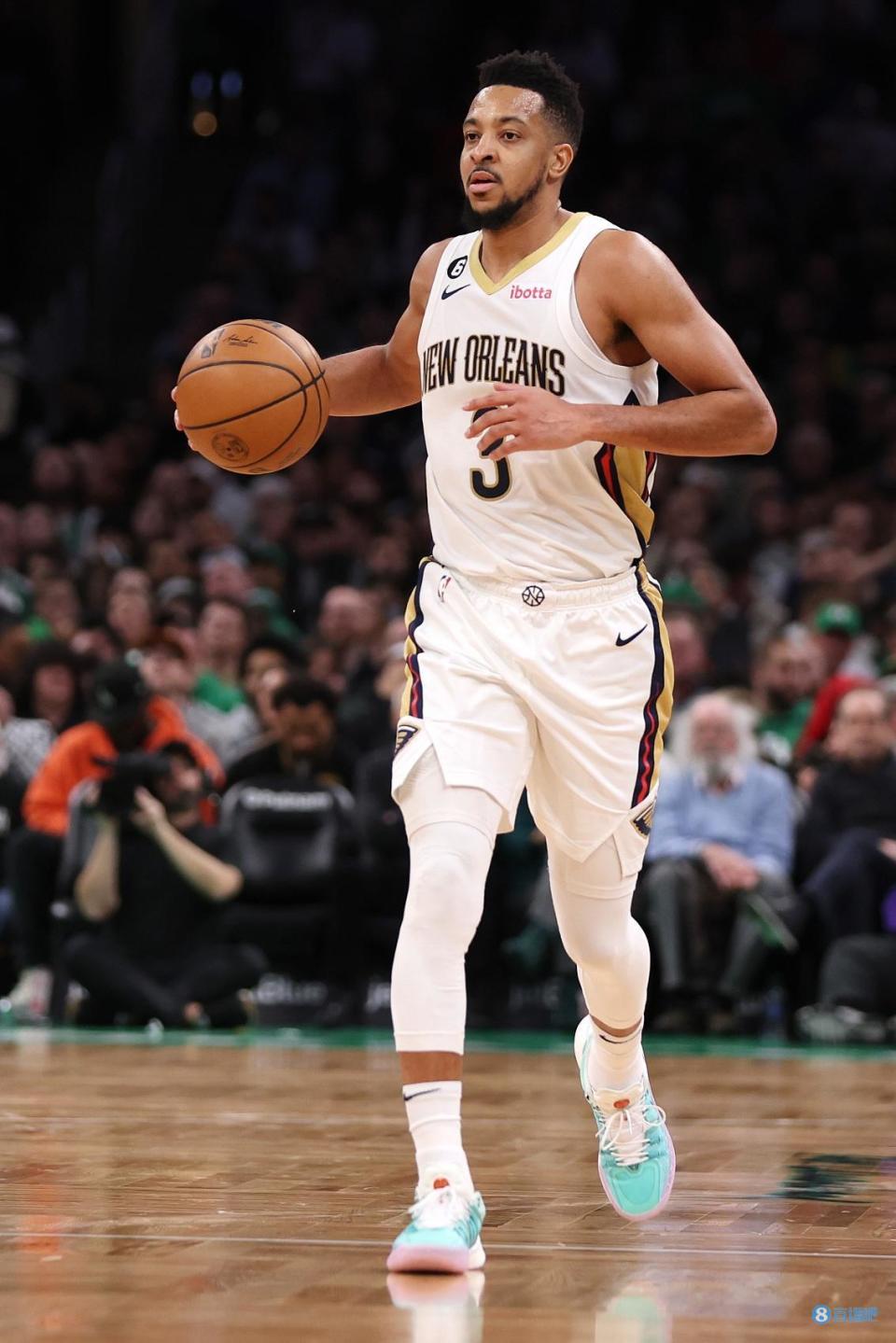 取胜功臣麦科勒姆17投10中得29分11板5助关键两罚锁定胜局