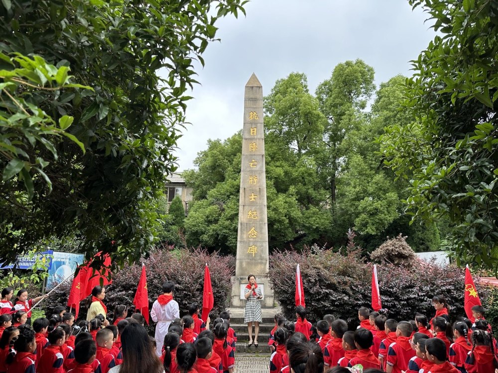 湘潭市雨湖区熙春路逸夫小学举行新队员入队仪式