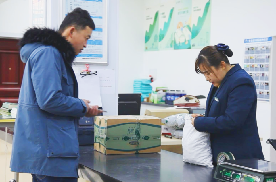 “邮政”小哥忙不停 不畏严寒保投递_腾讯新闻