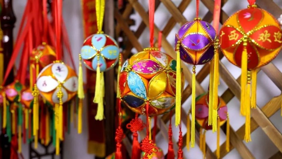 在广西少数民族聚居的地方,大多有手工制作绣球的传统,其中最有代表性