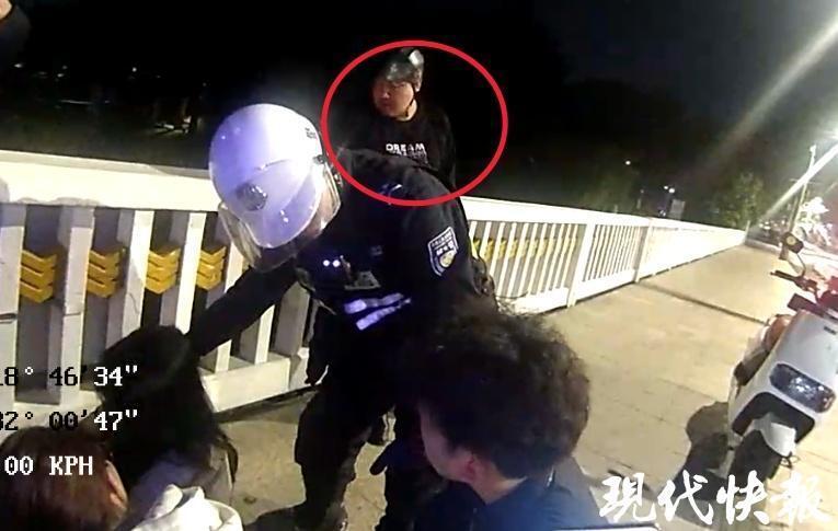 全城寻找"头盔哥"!凌晨南京街头这一幕令人动容