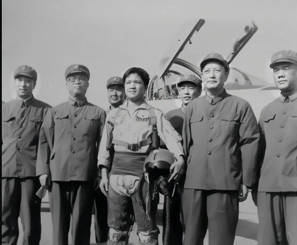 1981年黄植诚驾驶百万战机回大陆，邓小平亲切接见_腾讯新闻
