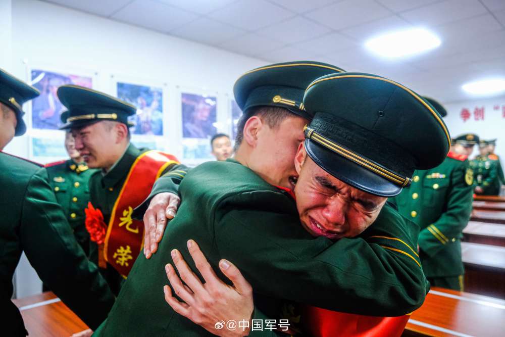 致敬老兵退伍仪式上这一幕幕让人泪目