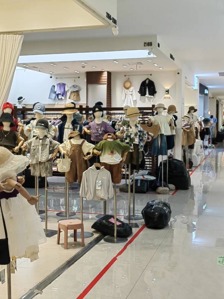 实探两大童装线下批发市场,换季20元一件衣服!_腾讯新闻