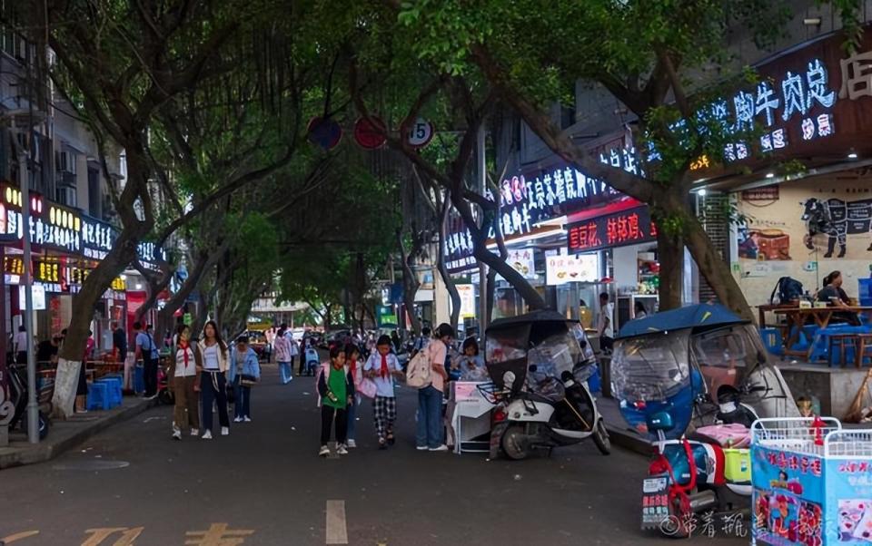 乐山老城区里这几条百米长的老街道繁华背后却藏着几代人的回忆