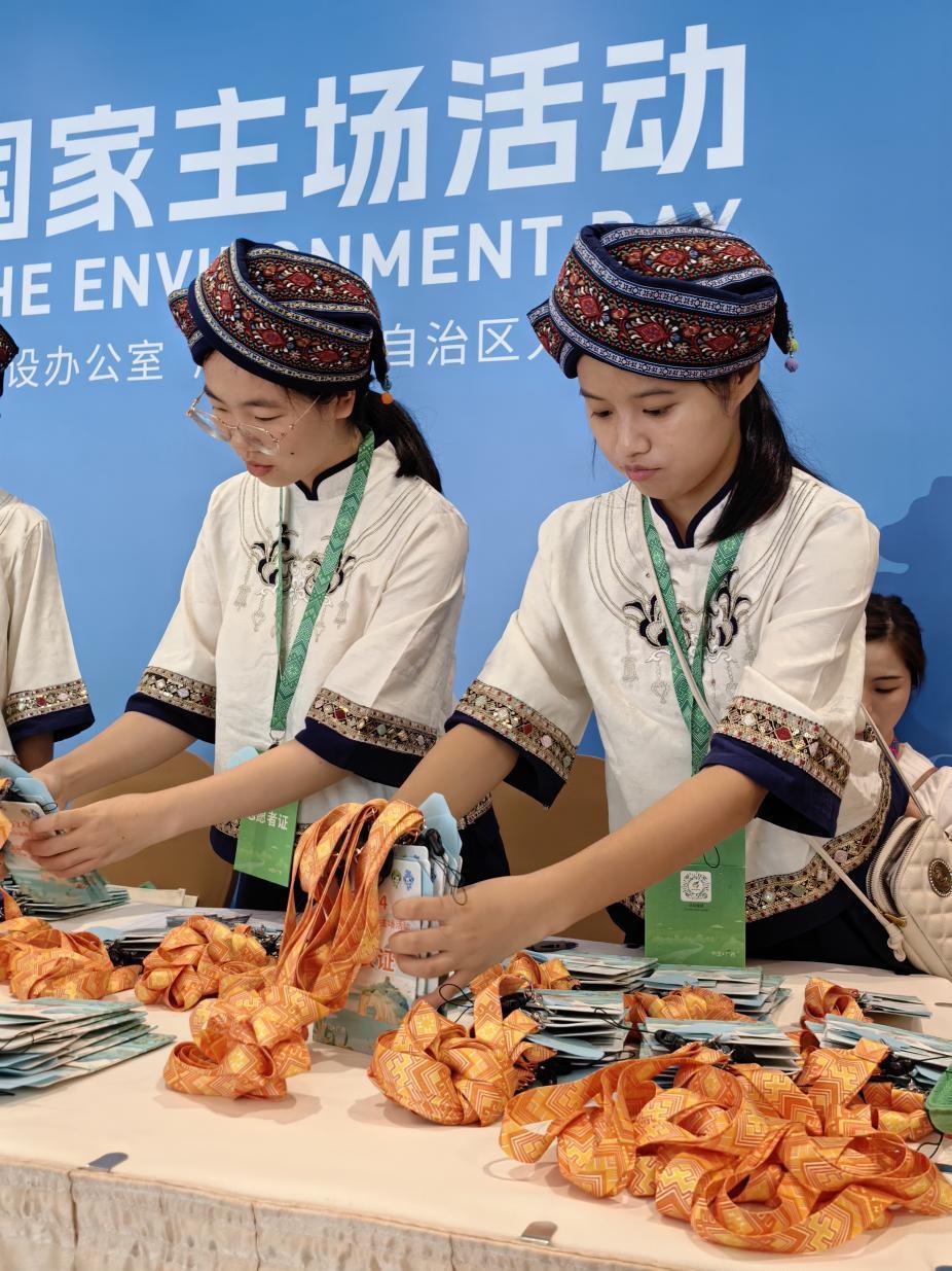 六五环境日国家主场活动志愿者在行动