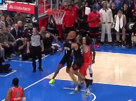 第一次漏吹是在第四节比赛还剩1分27秒时,小史密斯的掩护犯规.