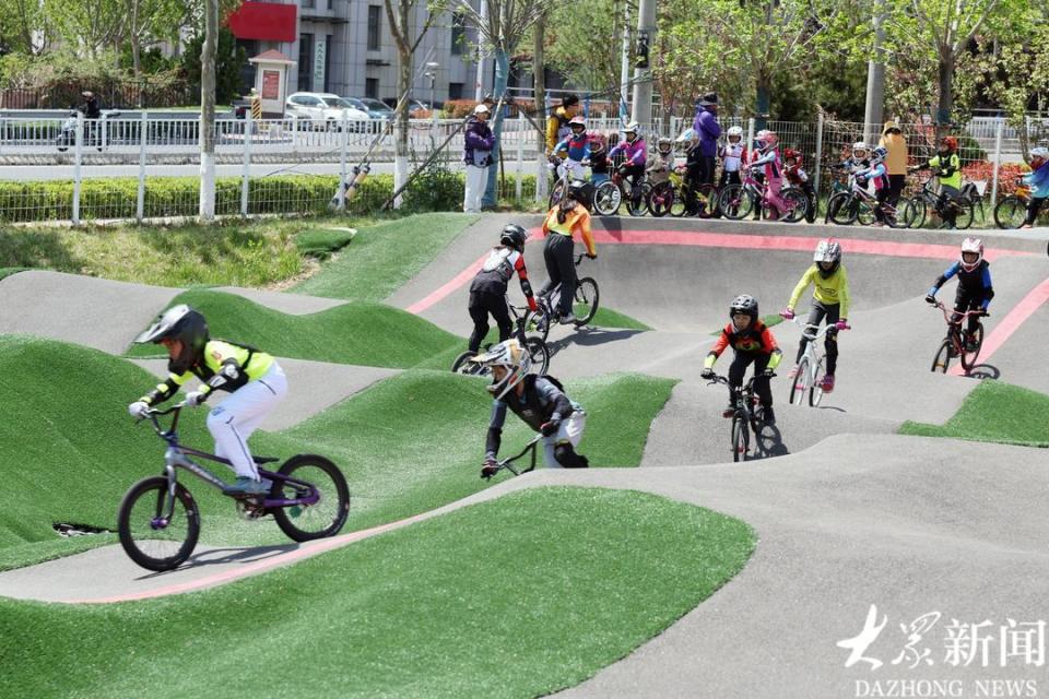 最小骑手3岁！少年逐梦泵道飞车_腾讯新闻