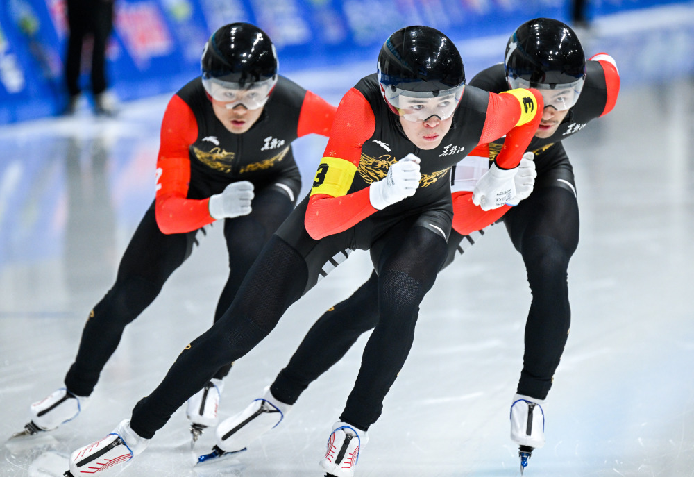 速度滑冰——公开组男子团体追逐赛况