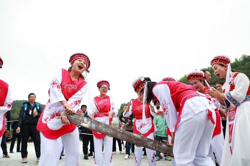 贵州大方白族同胞载歌载舞庆佳节