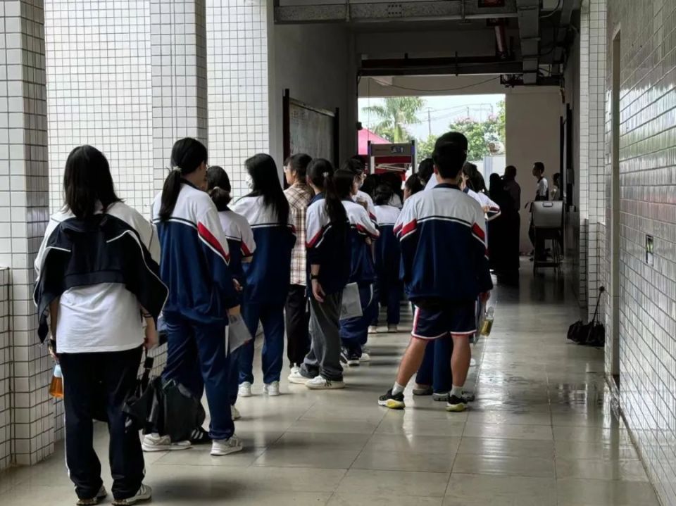 茂名市第十六中学:不少考生正在抓紧复习,老师们在陪伴考生等待进入