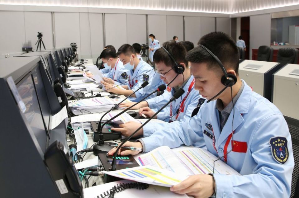 全球首次，中国神舟十五号航天飞船突破黑障，实现黑障内通讯_腾讯新闻
