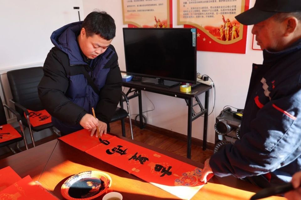 翰墨凝情书振兴 春联贺岁焕乡村——忻州文化研究院开展公益送春联活动_腾讯新闻
