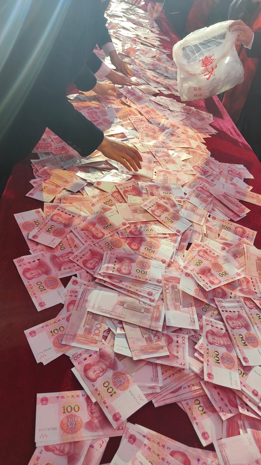 数钱数到手抽筋河南一企业以数钱形式发奖金数多少拿多少总额超一亿元