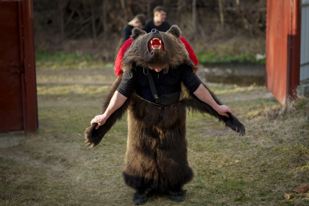 罗马尼亚:"熊舞"迎新年_腾讯新闻